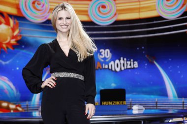 MILAN, ITALY, 4 Aralık 2017: Televizyon spikeri Michelle Hunziker 4 Aralık 2017 'de İtalya' nın Milano kentinde 