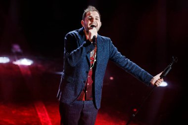 SANREMO, ITALY, FEBRUARY 7: Şarkıcı Renzo Rubino, 7 Şubat 2018 'de İtalya' nın Sanremo kentinde düzenlenen 68. Sanremo Şarkı Festivali 'nde sahne aldı.. 