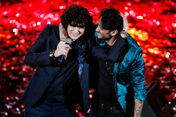 Sanremo イタリア 2月11 歌手Ermal MetaとFabrizio Moroは イタリアのSanremoで開催された第68回Sanremo Song Festivalの受賞者です — ストック写真