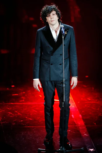 Sanremo Italy February Singer Ermal Meta在2018年2月6日于意大利桑雷莫举行的第68届桑雷莫歌唱节上表演 — 图库照片
