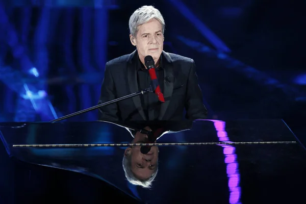 Sanremo Włochy Luty Śpiewak Claudio Baglioni Występuje Scenie Festiwalu Piosenki — Zdjęcie stockowe