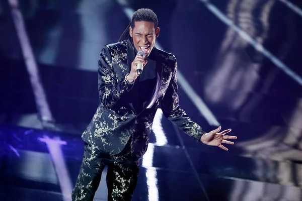 Sanremo Italia Febrero Cantante Leonardo Monteiro Actúa Escenario Del 68º —  Fotos de Stock