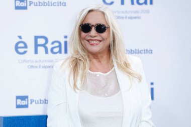 Mara Venier, 9 Temmuz 2019 / 2020 tarihli televizyon sezonu için RAI 'nin basın toplantısına katılıyor. 9 Temmuz 2019 tarihinde, İtalya' nın Milano kentinde.. 