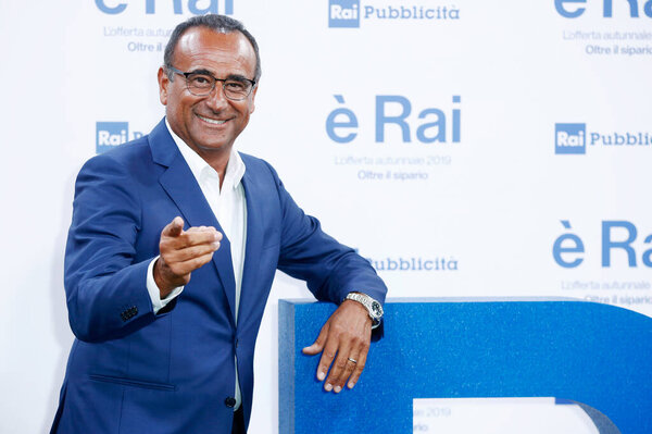 МИЛАНО, ИТАЛИЯ - 9 июля: Карло Конти принял участие в пресс-конференции РАИ по расписанию программ телевизионного сезона 2019 / 2020 9 июля 2019 года в Милане, Италия. 