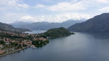 Ossuccio 'nun havadan görünüşü, Como Gölü' nün küçük bir kasabası, Comacina Adası 'ndan manzara, İtalya. 