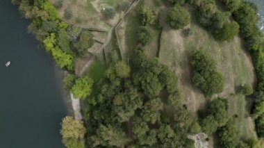 Como Gölü, Kuzey İtalya 'daki Comacina Adası' nın havadan görünüşü.