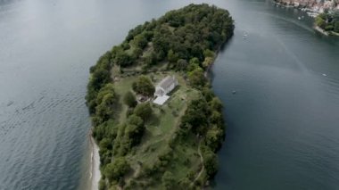 Como Gölü, Kuzey İtalya 'daki Comacina Adası' nın havadan görünüşü.