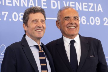 27 Ağustos 2025 'te Venedik, İtalya' da düzenlenen 82. Venedik Uluslararası Film Festivali sırasında Pietrangelo Buttafuoco ve Alberto Barbera jüri fotoğraf çekimine katıldılar..