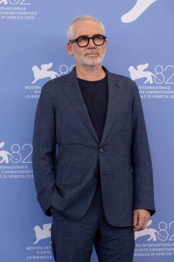 27 Ağustos 2025 'te Venedik, İtalya' da düzenlenen 82. Venedik Uluslararası Film Festivali sırasında jüri üyesi Stéphane Brize jüri fotoğraf çağrısına katıldı..