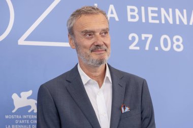 VENİS, İtalya - 27 Ağustos 2025 tarihinde Venedik, İtalya 'da düzenlenen 82. Venedik Uluslararası Film Festivali sırasında Nikola Ristanovski, Anne filminin fotoğraf çağrısına katıldı..