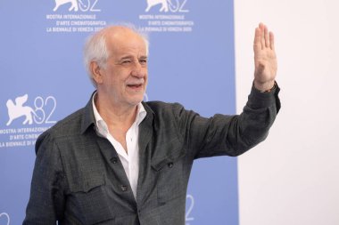 Venedik, İtalya - 27 Ağustos 2025 'te Venedik, İtalya' da düzenlenen 82. Venedik Uluslararası Film Festivali sırasında aktör Toni Servillo 