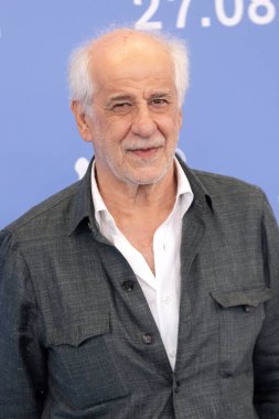 Venedik, İtalya - 27 Ağustos 2025 'te Venedik, İtalya' da düzenlenen 82. Venedik Uluslararası Film Festivali sırasında aktör Toni Servillo 