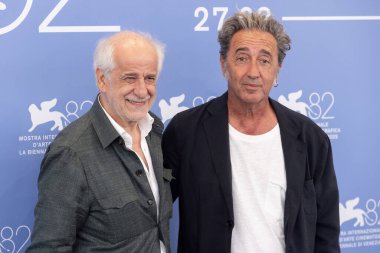 VENICE, İtalya - 27 Ağustos 2025 tarihinde Venedik, İtalya 'da düzenlenen 82. Venedik Uluslararası Film Festivali sırasında Toni Servillo ve Paolo Sorrentino 