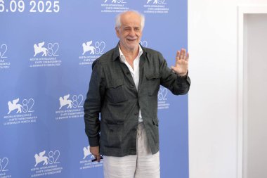 Venedik, İtalya - 27 Ağustos 2025 'te Venedik, İtalya' da düzenlenen 82. Venedik Uluslararası Film Festivali sırasında aktör Toni Servillo 