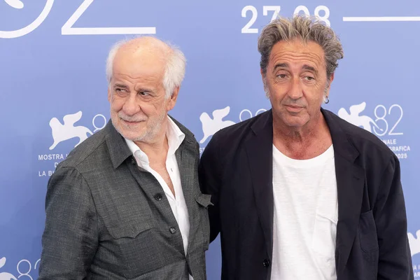 VENICE, İtalya - 27 Ağustos 2025 tarihinde Venedik, İtalya 'da düzenlenen 82. Venedik Uluslararası Film Festivali sırasında Toni Servillo ve Paolo Sorrentino 