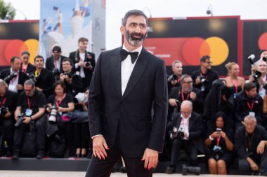 Yuri Ancarani, 27 Ağustos 2025 'te Venedik Uluslararası Film Festivali sırasında İtalya' nın Venedik kentinde düzenlenen Açılış Töreni kırmızı halısına katıldı.. 