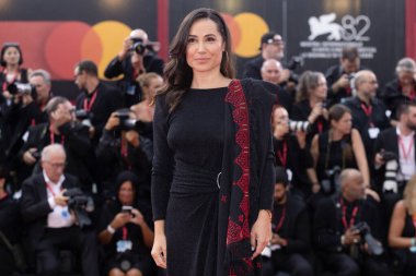 27 Ağustos 2025 'te Venedik, İtalya' da düzenlenen 82. Venedik Uluslararası Film Festivali sırasında Erige Sehiri açılış törenine katılıyor.. 