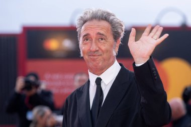 27 Ağustos 2025 'te Venedik, İtalya' da düzenlenen 82. Venedik Uluslararası Film Festivali sırasında yönetmen Paolo Sorrentino kırmızı halıya katıldı.. 