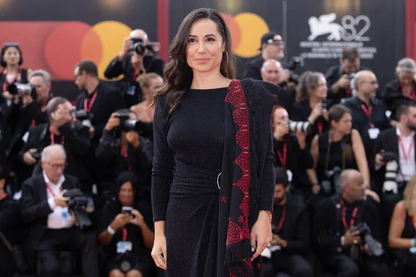 27 Ağustos 2025 'te Venedik, İtalya' da düzenlenen 82. Venedik Uluslararası Film Festivali sırasında Erige Sehiri açılış törenine katılıyor.. 