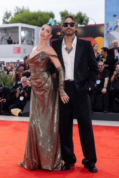 27 Ağustos 2025 tarihinde Venedik, İtalya 'da düzenlenen 82. Venedik Uluslararası Film Festivali sırasında Rose Villain ve 6.. 