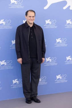 Venedik, İtalya - 29 Ağustos 2025 'te Venedik, İtalya' da düzenlenen 82. Venedik Uluslararası Film Festivali sırasında Michael Stuhlbarg 