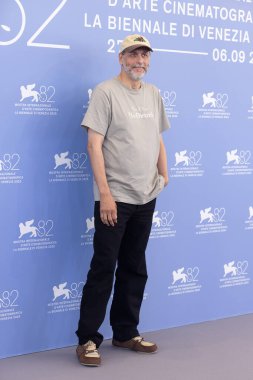Venedik, İtalya - 29 Ağustos 2025 tarihinde Venedik, İtalya 'da düzenlenen 82. Venedik Uluslararası Film Festivali sırasında yönetmen Luca Guadagnino 