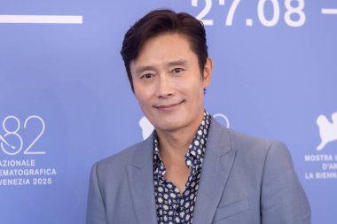 29 Ağustos 2025 'te Venedik, İtalya' da düzenlenen 82. Uluslararası Film Festivali sırasında Lee Byung-hun 