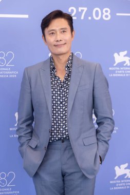 29 Ağustos 2025 'te Venedik, İtalya' da düzenlenen 82. Uluslararası Film Festivali sırasında Lee Byung-hun 