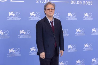 VENICE, İtalya - 29 Ağustos 2025 tarihinde Venedik, İtalya 'da düzenlenen 82. Uluslararası Film Festivali sırasında yönetmen Park Chan-wook 