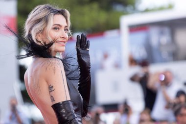 VENICE, İtalya - 30 Ağustos 2025 tarihinde Venedik, İtalya 'da düzenlenen 82. Venedik Uluslararası Film Festivali sırasında Paris Michael Katherine Jackson 