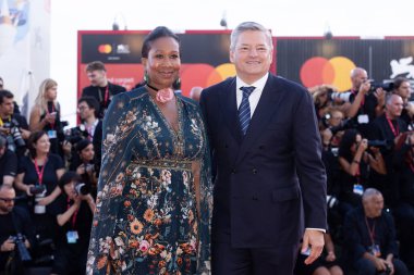30 Ağustos 2025 'te Venedik, İtalya' da düzenlenen 82. Venedik Uluslararası Film Festivali sırasında Nicole Avant, Ted Sarandos 