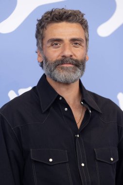 VENICE, İtalya - 30 Ağustos 2025 tarihinde Venedik, İtalya 'da düzenlenen 82. Venedik Uluslararası Film Festivali sırasında aktör Oscar Isaac 