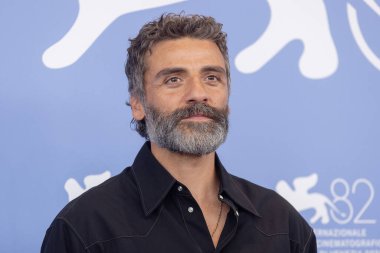 VENICE, İtalya - 30 Ağustos 2025 tarihinde Venedik, İtalya 'da düzenlenen 82. Venedik Uluslararası Film Festivali sırasında aktör Oscar Isaac 