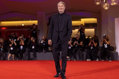 Venedik, İtalya - 30 Ağustos 2025 tarihinde Venedik, İtalya 'da düzenlenen 82. Venedik Uluslararası Film Festivali sırasında Mads Mikkelsen 