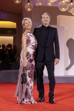 30 Ağustos 2025 tarihinde Venedik, İtalya 'da düzenlenen 82. Venedik Uluslararası Film Festivali sırasında Hanne Jacobsen ve Mads Mikkelsen 