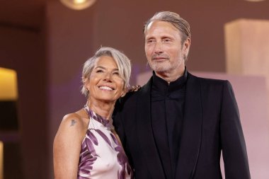 30 Ağustos 2025 tarihinde Venedik, İtalya 'da düzenlenen 82. Venedik Uluslararası Film Festivali sırasında Hanne Jacobsen ve Mads Mikkelsen 