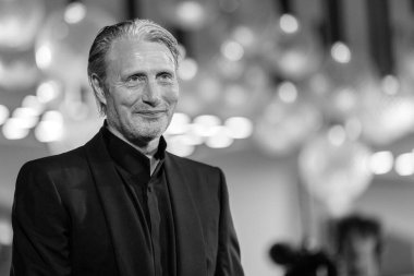 Venedik, İtalya - 30 Ağustos 2025 tarihinde Venedik, İtalya 'da düzenlenen 82. Venedik Uluslararası Film Festivali sırasında Mads Mikkelsen 