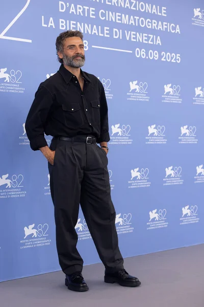 VENICE, İtalya - 30 Ağustos 2025 tarihinde Venedik, İtalya 'da düzenlenen 82. Venedik Uluslararası Film Festivali sırasında aktör Oscar Isaac 