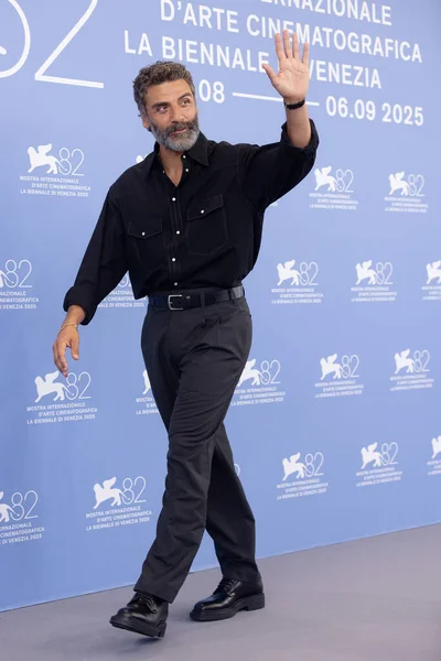 VENICE, İtalya - 30 Ağustos 2025 tarihinde Venedik, İtalya 'da düzenlenen 82. Venedik Uluslararası Film Festivali sırasında aktör Oscar Isaac 