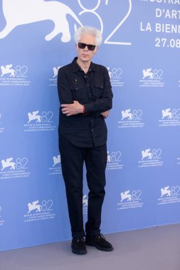 VENICE, İtalya - 31 Ağustos 2025 tarihinde Venedik, İtalya 'da düzenlenen 82. Venedik Uluslararası Film Festivali sırasında yönetmen Jim Jarmusch filmin fotoğraf çağrısına katıldı.