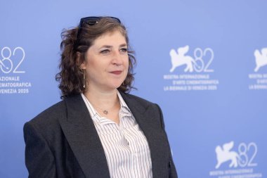 Venedik, İtalya - 31 Ağustos 2025 tarihinde Venedik, İtalya 'da düzenlenen 82. Venedik Uluslararası Film Festivali sırasında Mayim Bialik filmin fotoğraf çağrısına katıldı.