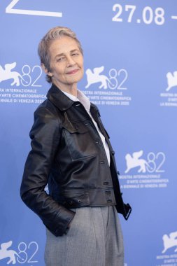 VENICE, İtalya - 31 Ağustos 2025 tarihinde Venedik, İtalya 'da düzenlenen 82. Venedik Uluslararası Film Festivali sırasında Charlotte Rampling filmin fotoğraf çağrısına katıldı.