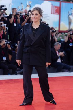 Venedik, İtalya - 31 Ağustos 2025 tarihinde Venedik, İtalya 'da düzenlenen 82. Venedik Uluslararası Film Festivali sırasında Mayim Bialik filmin prömiyerine katıldı.