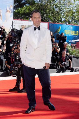 VENICE, İtalya - 31 Ağustos 2025 tarihinde Venedik, İtalya 'da düzenlenen 82. Uluslararası Film Festivali sırasında Jude Law 