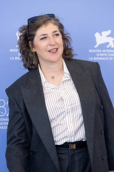 Venedik, İtalya - 31 Ağustos 2025 tarihinde Venedik, İtalya 'da düzenlenen 82. Venedik Uluslararası Film Festivali sırasında Mayim Bialik filmin fotoğraf çağrısına katıldı.