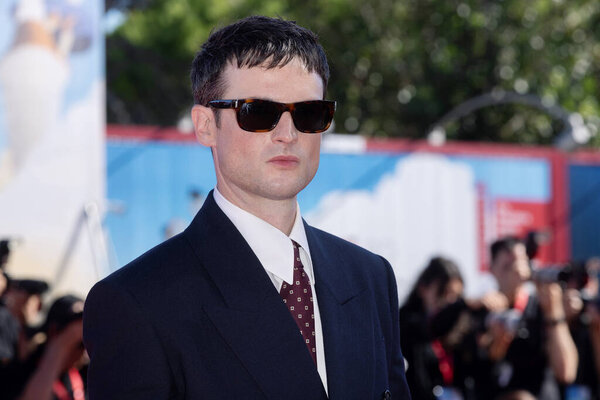 ВЕНИЦИЯ, ИТАЛИЯ - 31 августа: Том Старридж принял участие в премьере фильма "Волшебник Кремля" (Le Mage Du Kremlin) во время 82-го Венецианского международного кинофестиваля 31 августа 2025 года в Венеции, Италия.