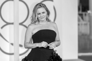 Alicia Silverstone, 31 Ağustos 2025 'te Venedik Uluslararası Film Festivali sırasında İtalya Film Ödülleri heyetine kırmızı halı ile katıldı..