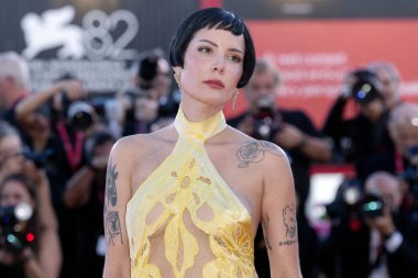 VENICE, İtalya - SEPTEMBER 01: Amerikalı şarkıcı Halsey, 1 Eylül 2025 tarihinde Venedik, İtalya 'da düzenlenen 82..