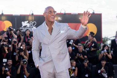 Dwayne Johnson, 1 Eylül 2025 tarihinde Venedik, İtalya 'da düzenlenen 82. Venedik Uluslararası Film Festivali sırasında 