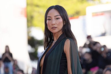 Greta Lee, 2 Eylül 2025 'te Venedik, İtalya' da düzenlenen 82. Venedik Uluslararası Film Festivali sırasında 
